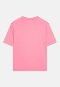 Różowy t-shirt z krótkim rękawem, wykonany z miękkiej bawełny. Posiada prosty okrągły dekolt i prosty dół. Brak widocznych grafik lub wzorów.