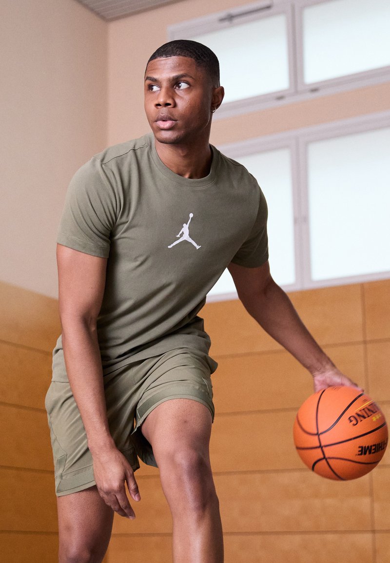 Jordan JUMPMAN SHORT SLEEVE CREW - Spordi T-särk - medium olive/white
