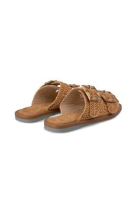 Sandali marroni a slip-on con un intricato design intrecciato, dettagli squadrati e una suola morbida, dotati di una soletta testurizzata per il massimo confort.