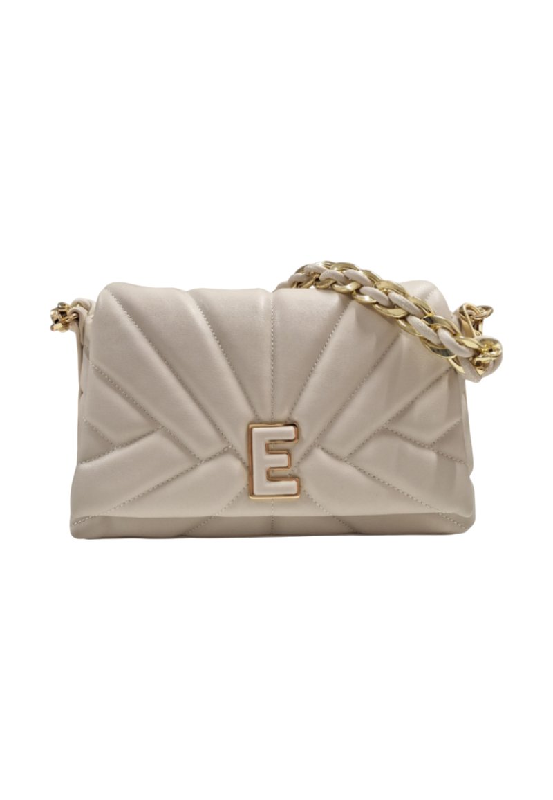 Borsa a tracolla in pelle trapuntata color crema con catena dorata e un prominente logo dorato a forma di 'E' sul davanti.