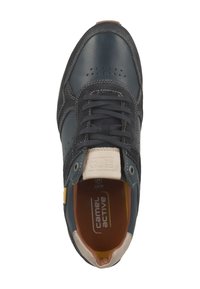 Donkerblauwe leren sneakers met een ronde neus, gestikte accenten, geperforeerde details, een textuur van de tong en contrasterende crèmekleurige en gele accenten.