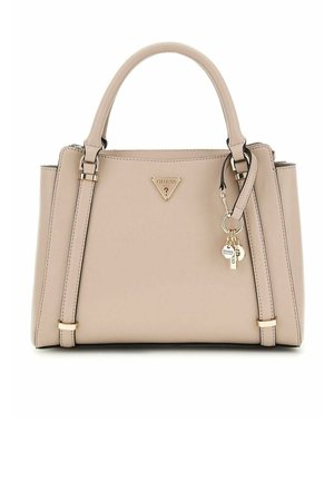Sac à main en cuir synthétique beige avec quincaillerie dorée, poignées doubles, bandoulière ajustable et un pendentif avec logo. Forme structurée, détails minimalistes.