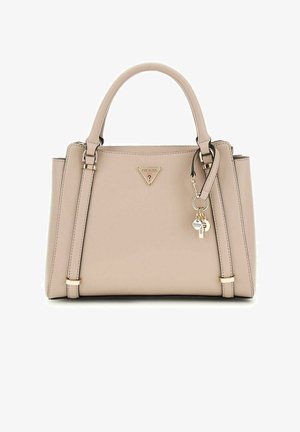 Sac à main en cuir synthétique beige avec quincaillerie dorée, poignées doubles, bandoulière ajustable et un pendentif avec logo. Forme structurée, détails minimalistes.