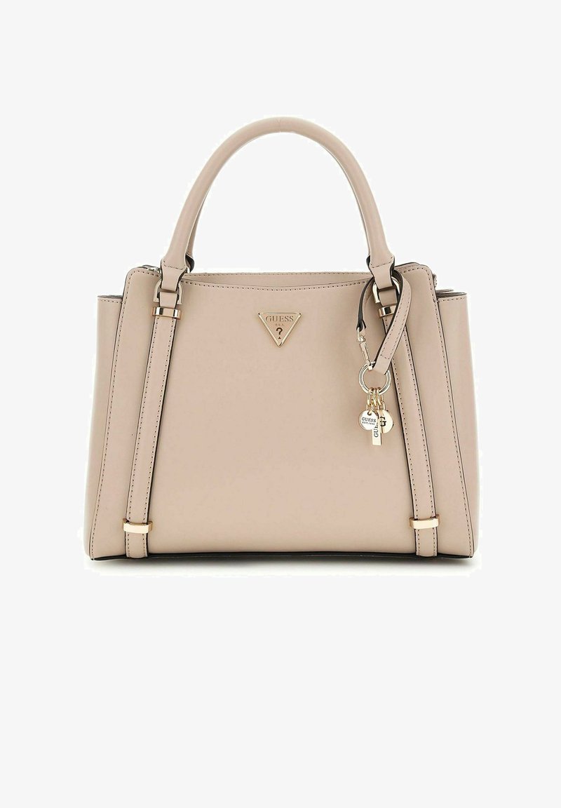 Sac à main en cuir synthétique beige avec quincaillerie dorée, poignées doubles, bandoulière ajustable et un pendentif avec logo. Forme structurée, détails minimalistes.