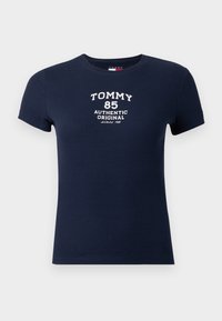 Námornícke pruhované tričko s krátkym rukávom, na hrudi s bielym potlačeným textom: „TOMMY 85 AUTHENTIC ORIGINAL since 1985".