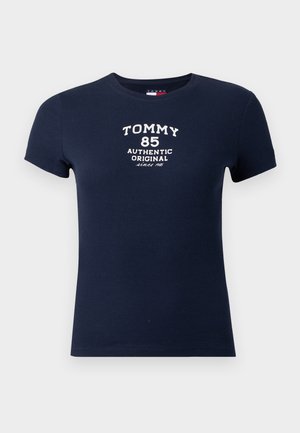 Maglietta a costine blu navy con maniche corte, con testo stampato bianco: "TOMMY 85 AUTHENTIC ORIGINAL since 1985" sul petto.