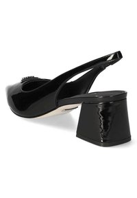 Scarpa slingback in vernice nera con punta appuntita e tacco quadrato chunky. Presenta linee eleganti e una finitura lucida.