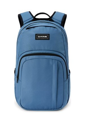 Zaino Dakine blu con spallacci imbottiti, maniglia e due scomparti con zip su sfondo bianco.