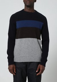 Pull pour hommes à blocs de couleurs en marine, bleu, marron et gris. Fabriqué en matière douce avec un col et un ourlet côtelés, doté de manches longues.