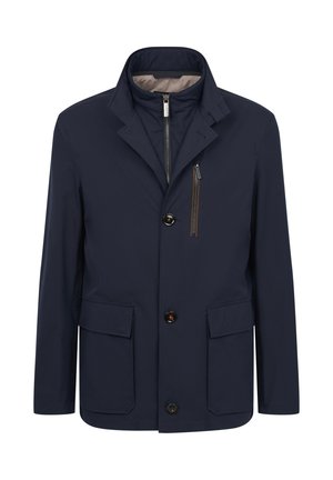 Marineblaue wasserdichte Jacke mit einem breiten Kragen, zwei großen Fronttaschen und einer mit einem braunen Reißverschluss versehenen Brusttasche.