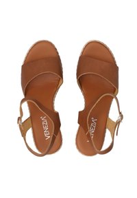 Bruine leren sandalen met een kruisriemontwerp en een enkelgesp. Heeft een gestructureerd interieur en een flexibele zool met een espadrille-achtige rand.