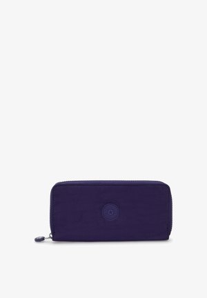 Cartera morada con cierre de cremallera y logo embosado circular en el centro, con tirador de cremallera en el lado izquierdo.