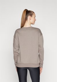 Under Armour ESSENTIAL CREW - Mikina - taupe dusk/white