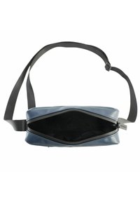 Borsa rettangolare blu realizzata in materiale testurizzato, dotata di chiusura con zip nera e tracolla regolabile, con una fodera interna liscia.