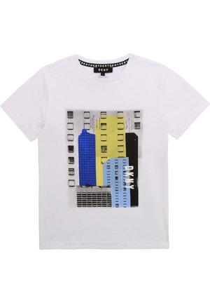 Camiseta blanca de algodón con un estampado gráfico de rascacielos en azul, amarillo y negro, con un logo DKNY en la parte inferior.