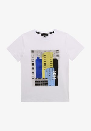 Weißes Baumwoll-T-Shirt mit einem grafischen Druck von Wolkenkratzern in Blau, Gelb und Schwarz, mit einem DKNY-Logo am unteren Rand.