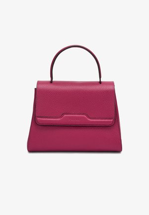 Petit sac à main structuré en cuir magenta avec une poignée supérieure et une fermeture à rabat, surface texturée et détail de marque subtilement embossé à l'avant.