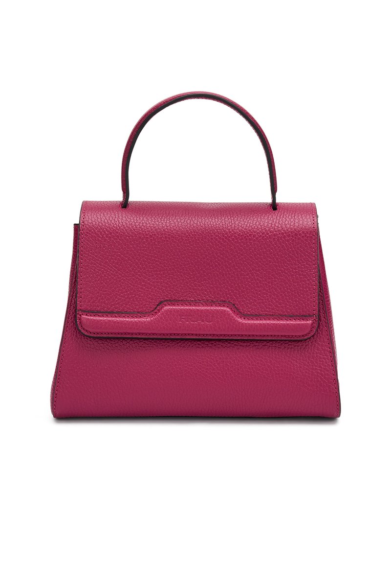 Pequeña bolsa de mano estructurada de cuero magenta con asa superior y cierre con solapa, superficie texturizada y sutil detalle de marca en relieve en el frente.