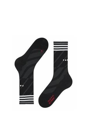 Czarne i szare skarpetki typu crew z białymi paskowanymi ściągaczami, z napisem "FALKE" z boku oraz czerwonymi danymi dotyczącymi rozmiaru i modelu na podeszwie.