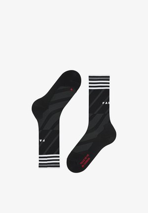 Czarne i szare skarpetki typu crew z białymi paskowanymi ściągaczami, z napisem "FALKE" z boku oraz czerwonymi danymi dotyczącymi rozmiaru i modelu na podeszwie.