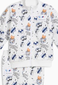 Kinderen trainingspak in witte stof, met een cartoonontwerp van katten, auto’s en dynamische tekst. Inclusief ritsjack en bijpassende broek.