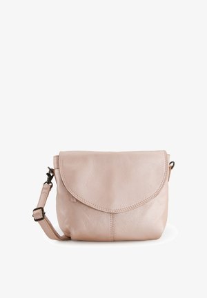 Lille, lyserød læder crossbody taske med klaplukning og justerbar rem, vist mod en hvid baggrund.