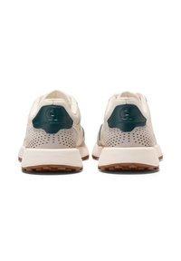 Sneaker mit einem Obermaterial aus beigem Leder und türkisfarbenen Akzenten, perforierten Details und einer soliden Gummisohle für besseren Halt.