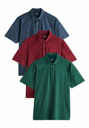 Tre kortärmade pikétröjor: marinblå med ett geometriskt mönster, enfärgad burgundy och grön med ett diamantmönster.