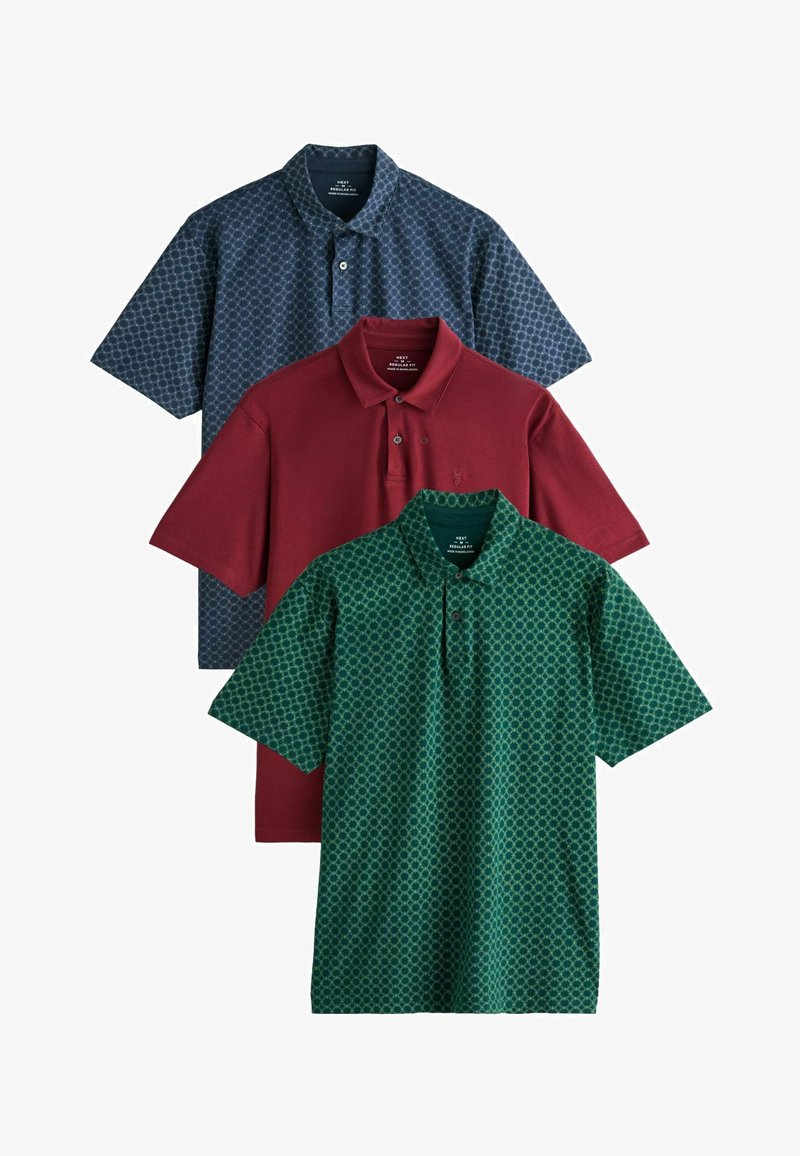 Trys marškinių su apykakle: tamsiai mėlynas su geometriniu raštu, vientisas bordo, ir žalias su rombų raštu, visi trumpomis rankovėmis.