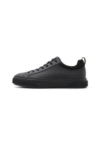 Zapatillas negras con un upper sintético suave, punta redondeada, suela plana y acentos en negro contrastantes. Cuenta con una suela texturizada y diseño de cordones.