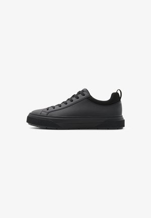 Schwarze Sneakers mit einem glatten synthetischen Obermaterial, runder Zehenpartie, flacher Sohle und kontrastierenden schwarzen Akzenten. Verfügt über eine strukturierte Außensohle und Schnürdesign.