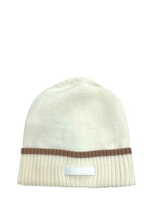 Cappello lavorato a maglia color crema con risvolto a coste, bordo marrone e una piccola etichetta bianca rettangolare sul risvolto anteriore.