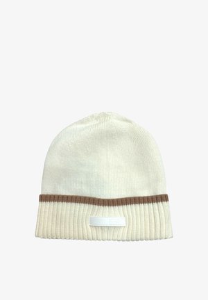 Cappello lavorato a maglia color crema con risvolto a coste, bordo marrone e una piccola etichetta bianca rettangolare sul risvolto anteriore.