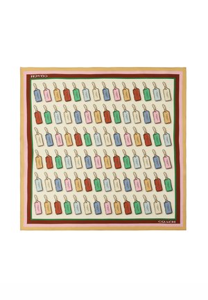 Silkkihuivi, jossa toistuva kuvio värikkäistä Coachin matkalaukkutageista riveissä, reunustettuna tanin, vaaleanpunaisen, ruskean ja vihreän raidoilla.