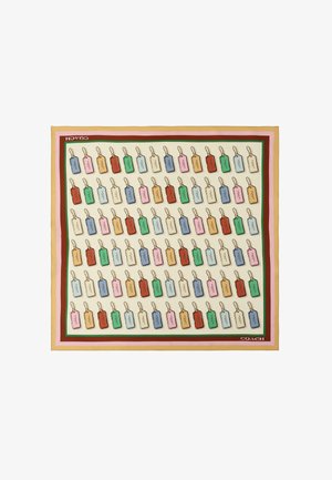 Foulard en soie avec un motif répétitif d’étiquettes de bagages Coach colorées en rangées, bordé de rayures en beige, rose, marron et vert.