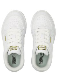 Scarpe da ginnastica bianche con dettagli perforati, lacci in tessuto testurizzato, accenti del logo dorato e soletta imbottita.