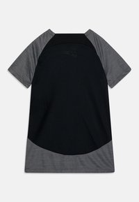 Krátký rukáv sportovní tričko s černým tělem a šedými akcenty. Malá síťovaná část na zadní straně pro prodyšnost, hladký povrch.