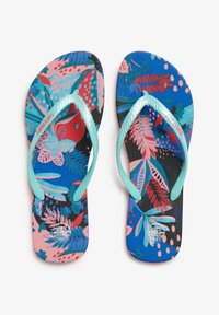 Flip-flops med en struktureret sort og blå fodseng, der har farverige tropiske bladmønstre i pink, blå og grøn. Lyseblå stropper.