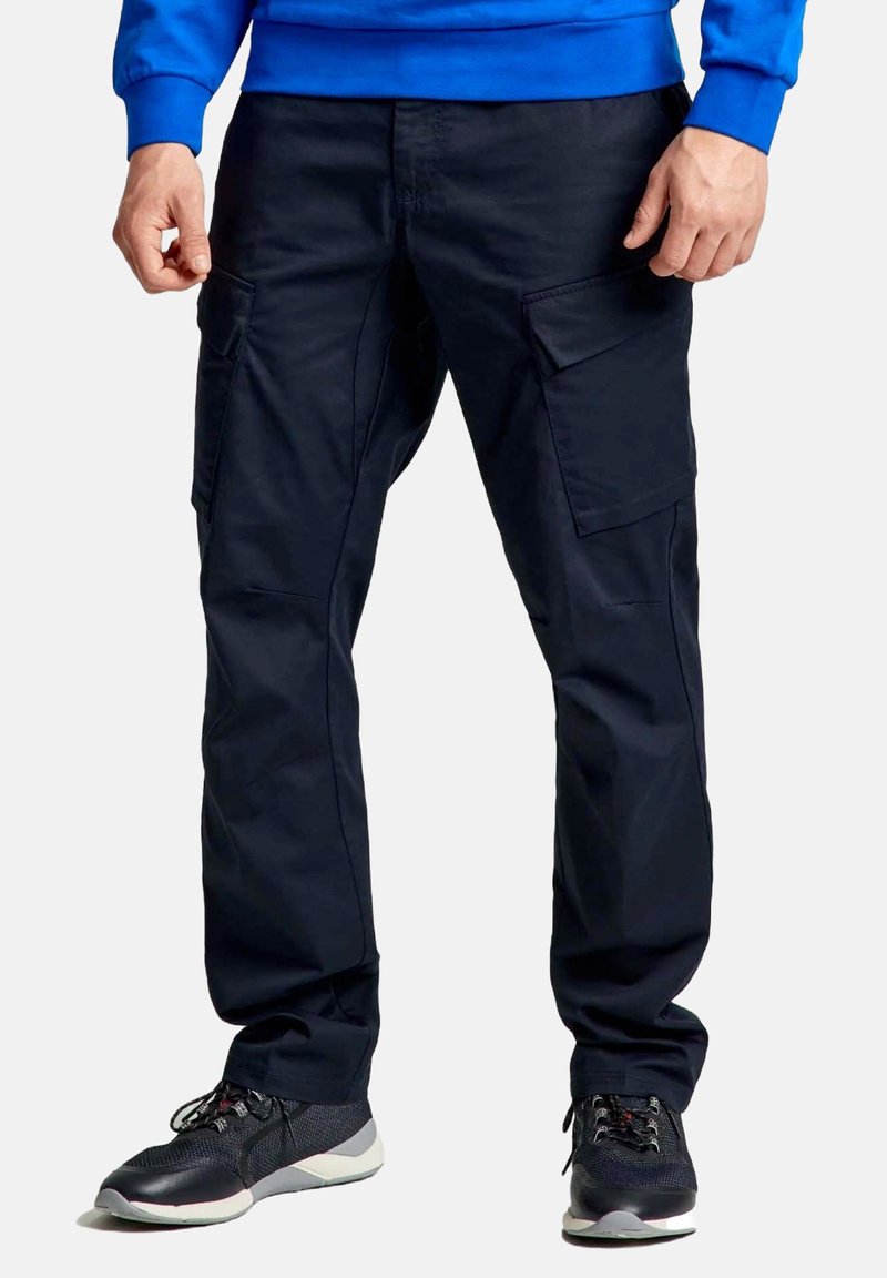 Pantaloni cargo blu navy con più tasche, design a gamba dritta, realizzati in un tessuto durevole, abbinati a sneakers nere e grigie.
