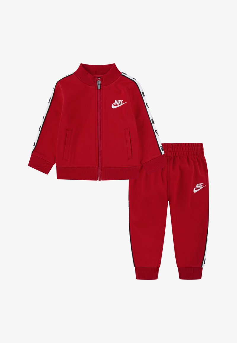 Chándal rojo de Nike que incluye una chaqueta con cremallera y bolsillos laterales, junto con pantalones a juego, ambos decorados con detalles de logotipo blanco y franjas laterales.