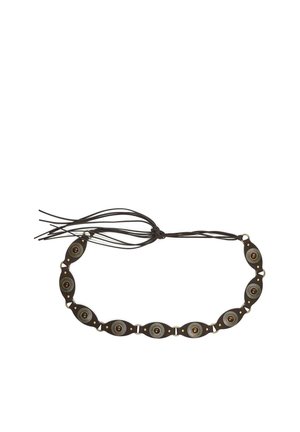 Mørkebrun læderbælte med ovale metalnitter med indgraverede mønstre og centrale runde accenter, bundet med flere læderremme i den ene ende.