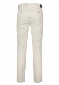 Pantalon gris clair en coton, avec une coupe droite, deux poches arrière et un motif subtil à rayures verticales. Tissu résistant avec passants pour ceinture.