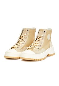 Béžové vysoké tenisky s plátnem a suede svrchní částí, krémovou gumovou špičkou a texturovanou podešví s vzorem vzorku.