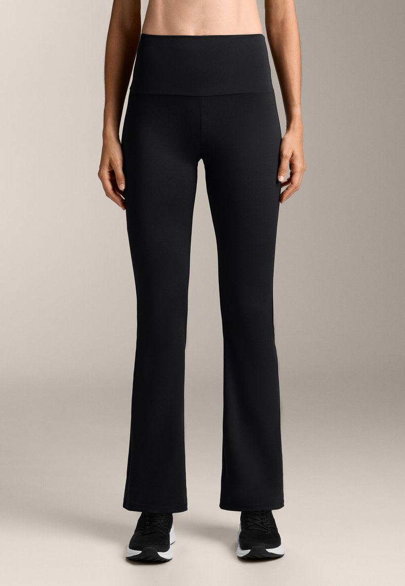 Čierne rozšírené jogové nohavice s vysokým pásom, vyrobené z elastického materiálu. Hladká textúra, bez viditeľných vzorov alebo akcentov.