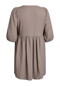 Béžové šaty s texturou, nabíranými rukávy, kulatým výstřihem a staženým pasem, s rozevlátou sukní a jemným vzorovaným materiálem.