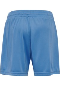 Shorts de sport bleus avec une texture lisse, taille élastique et coupe ample. Présente des ourlets soignés et sans logos ni motifs visibles.