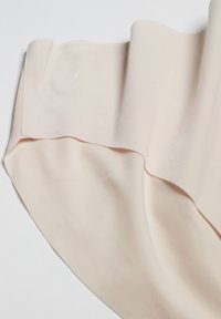Lichtbeige stof met een gladde, zachte textuur, voorzien van vloeiende plooien en een subtiele glans, ontworpen voor elegante draping.