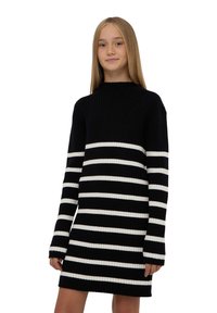 Abito in maglia con motivo a strisce bianche e nere, maniche lunghe e collo alto. Il tessuto ha una texture a coste.