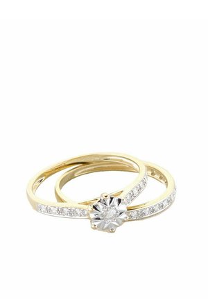 Set di anelli in oro e argento con una pietra centrale a taglio floreale, circondata da piccoli zirconi trasparenti lungo due bande.