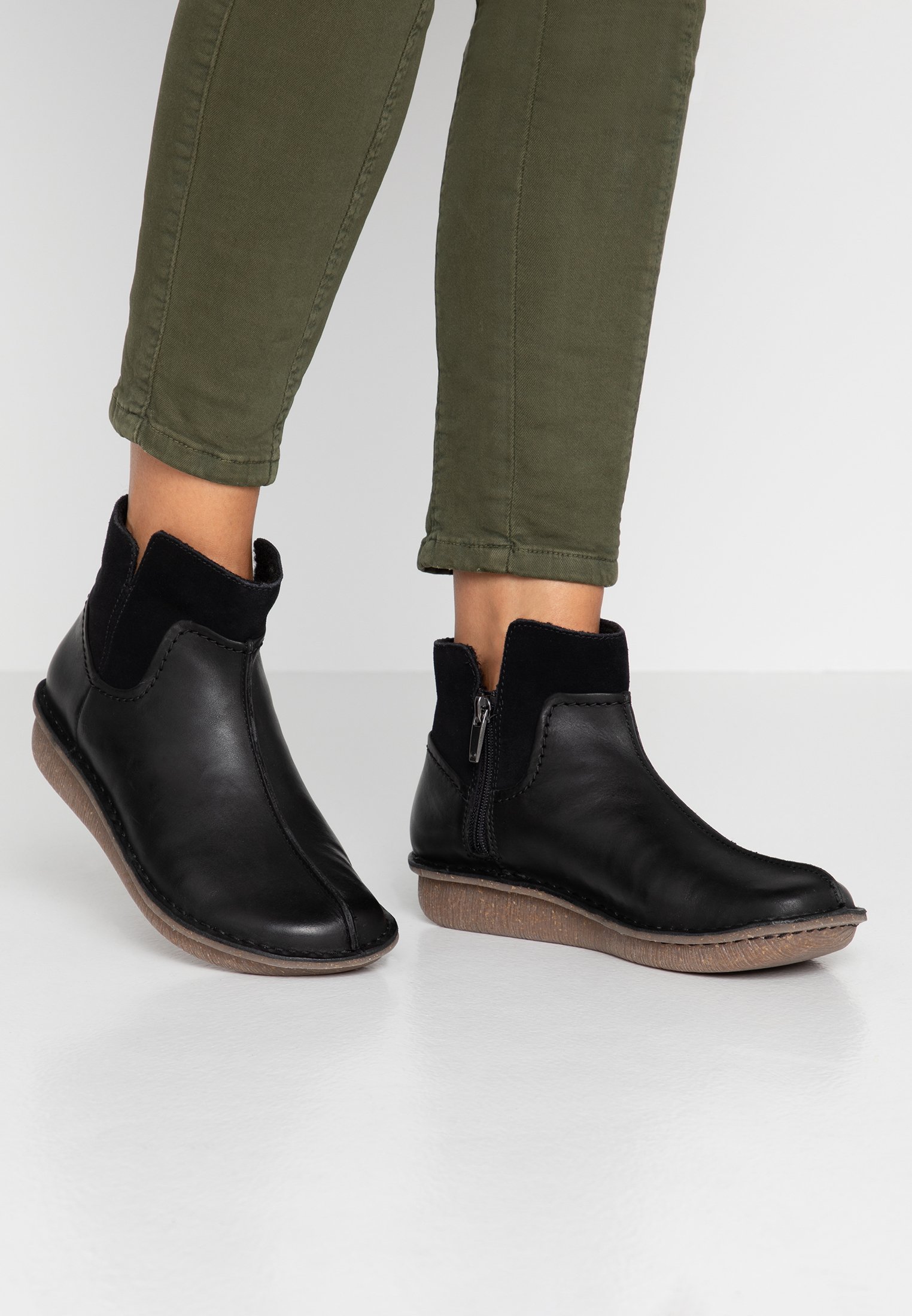 clarks funny mid boots